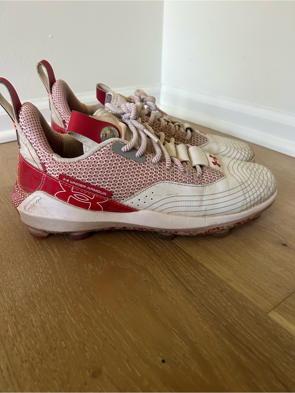 Under Armour Mens White and Red Molded Baseball Cleats